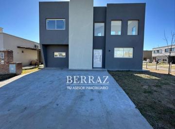 Casa · 156m² · 4 Ambientes · 2 Cocheras · Casa Alquiler 4 Ambientes en Barrio El Aljibe Manzanares Pilar Lote de 300 m²