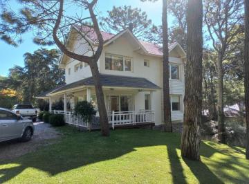 Quinta vacacional · 287m² · 5 Ambientes · 2 Cocheras · Chalet en Carilo, Entorno Natural con Piscina y Quincho