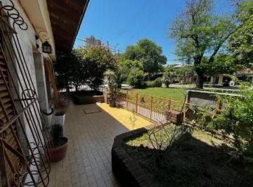 Casa · 180m² · 4 Ambientes · 1 Cochera · Venta de Casa Sobre Lote en Villa Lugano