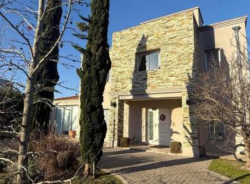 Casa · 190m² · 4 Ambientes · 1 Cochera · Casa en La Horqueta de Echeverria