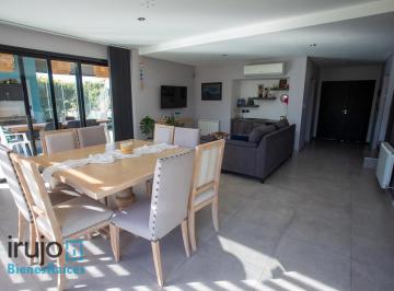 Casa · 220m² · 5 Ambientes · 4 Cocheras · Casa en Venta en Barrio Privado Los Talas - Canning
