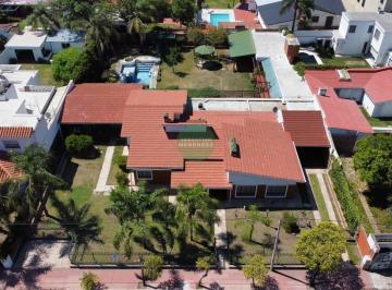 Casa · 490m² · 9 Ambientes · 4 Cocheras · 1 Planta - Amplio Terreno 1.370 m² - Ideal Desarrollo - Calef. Cent - Casa Venta Cerro de Las Rosas