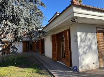 Casa · 500m² · 10 Ambientes · 2 Cocheras · Casa en Alquiler - Chacras de Coria