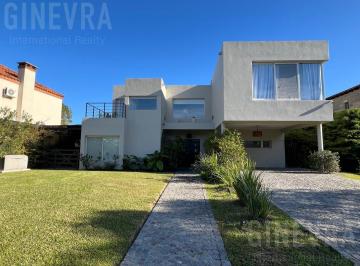 Casa · 331m² · 5 Ambientes · 2 Cocheras · Muy Linda Casa en Venta en Lote Interno en San Isidro Labrador