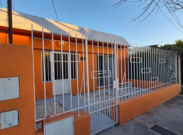 Casa de 3 ambientes, Granadero Baigorria · Alquiler - Casa 2 Dorm. C/patio y Jardín - Barrio Santa Rita, Gdro. Baig.