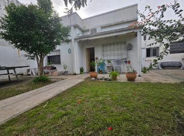 Casa · 100m² · 3 Ambientes · 3 Cocheras · En Venta en Palomar Casa de 3 Ambientes en Esquina Sobre Amplio Lote de Terreno F: 10499