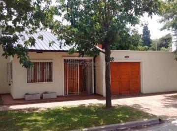 Casa de 4 ambientes, Campana · Casa en Venta en Campana Reciclada Moderna Oportunidad Permuta Ver Opciones