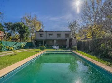 Casa · 155m² · 4 Ambientes · 2 Cocheras · Casa 4 Ambientes Barrio Valle Verde Luján con Pileta Excelente Ubicación