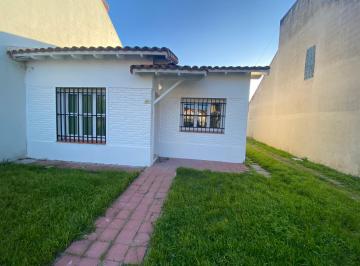 Casa de 4 ambientes, La Plata · Casa en Alquiler en Gonnet – 2 Dorm., Cochera.