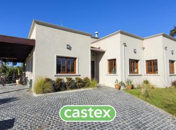 Casa · 149m² · 5 Ambientes · 1 Cochera · Casa de 3 Dormitiorios en Venta en Barrio San Pablo