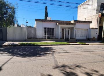 HERMOSA CASA CON FONDO Y PARRILLA EN MORENO · Hermosa Casa con Fondo y Parrilla en Moreno