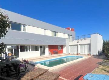 Casa · 220m² · 4 Ambientes · Oportunidad Casa en Venta Arenas del Sur.