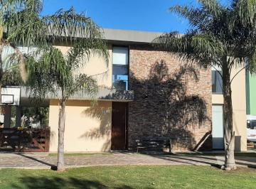 Casa de 6 ambientes, Presidente Perón · Moderna Propiedad con Arboleda Al Fondo, Gran Parque