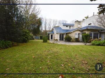 Casa · 205m² · 6 Ambientes · Venta Importante Chalet en Los Troncos