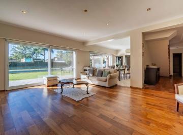 Casa · 350m² · 9 Ambientes · 2 Cocheras · Venta/permuta - Casa - 5 Dorm. - Pileta y Quincho - Fisherton, Rosario