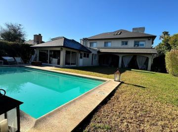 Casa · 370m² · 6 Ambientes · 2 Cocheras · Venta - Casa con Quincho Independiente - El Establo Pilar