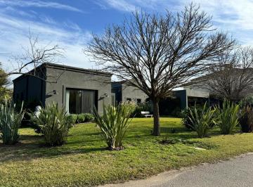 Casa · 390m² · 4 Ambientes · 4 Cocheras · Venta Casa Bs As Golf Country Club, Bella Vista
