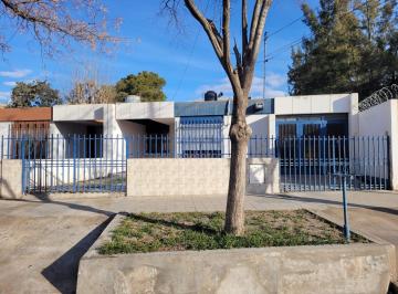 Casa de 5 ambientes, Godoy Cruz · Casa en Alquiler - Ideal Para Centro de Estetica - Consultorio - Oficina