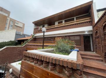 Casa · 400m² · 6 Ambientes · 2 Cocheras · Casa en Venta en Excelente Ubicacion