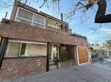 Casa de 8 ambientes, Morón · Propiedad en Excelente Estado Ubicada en Castelar Norte, Dividida en 2 Plantas.