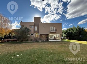 Casa · 340m² · 5 Ambientes · 2 Cocheras · Casa en Barrio Privado Las Pergolas Cipolletti