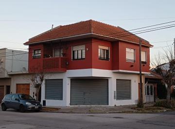 Casa · 165m² · 3 Ambientes · Chalet 3 Ambientes Planta Baja con Local Abajo en Esquina