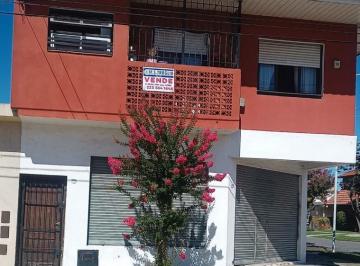 Casa · 165m² · 3 Ambientes · Chalet 3 Ambientes Planta Alta con Local en Esquina Planta Baja