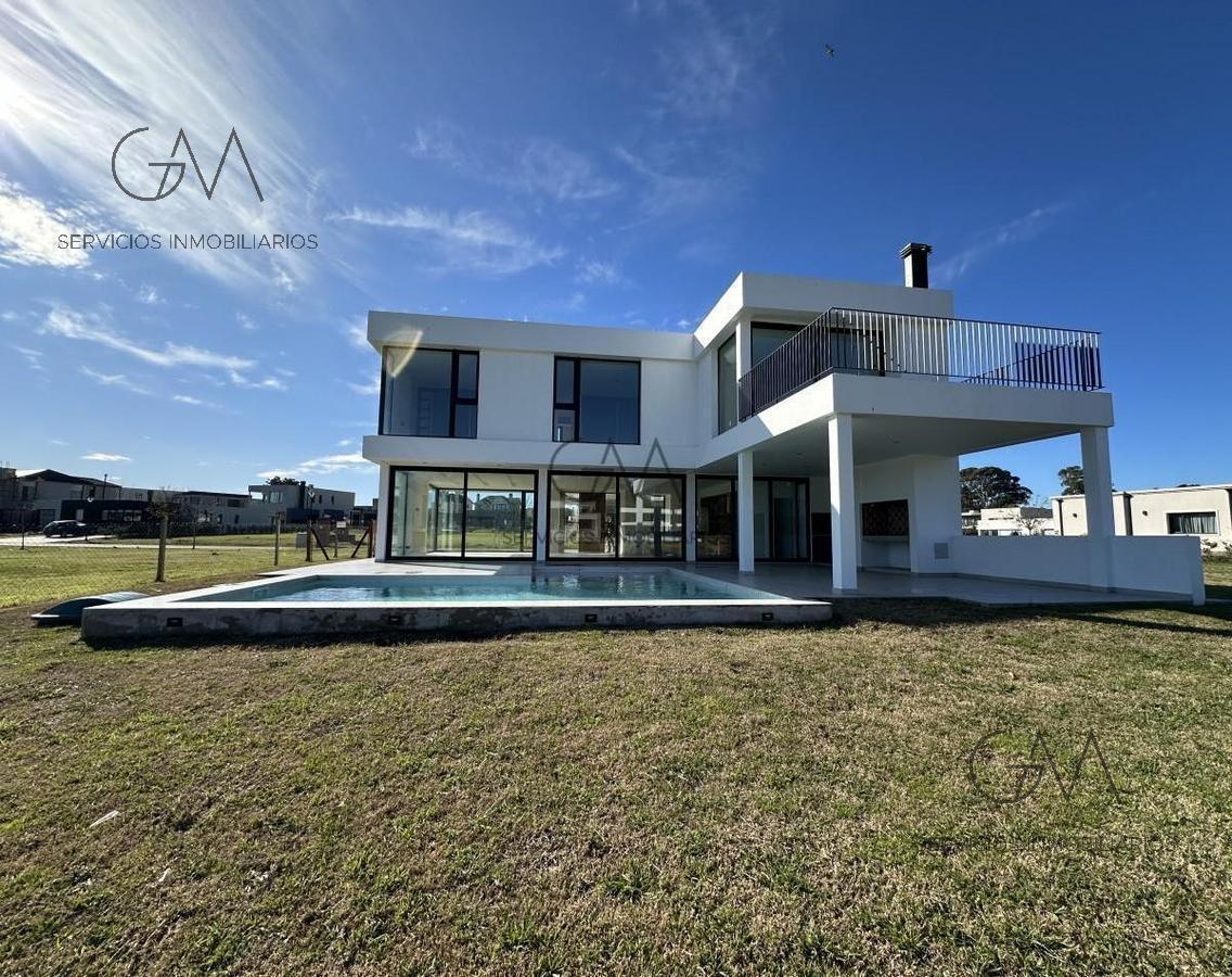 Casa 5 amb, 236m² con pileta y cochera — Rumencó Joven
