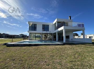 Casa · 236m² · 5 Ambientes · 2 Cocheras · Casa en Venta en Rumenco Joven
