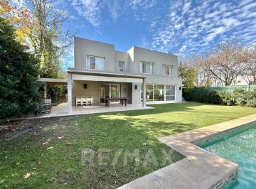 Casa · 238m² · 6 Ambientes · 1 Cochera · Casa en Venta 6 Ambientes en Barrio Senderos 2