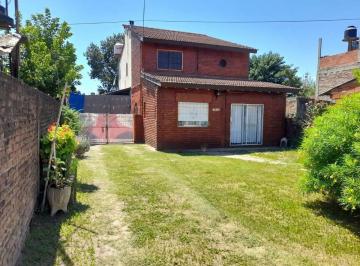 Casa · 130m² · 3 Ambientes · 2 Cocheras · Casa en 2 Plantas con Jardin Cochera Parque Atras