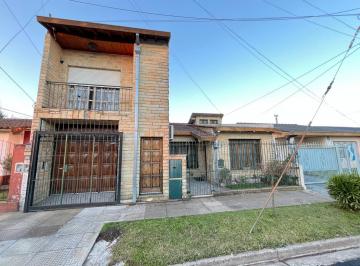 Casa de 4 ambientes, Ituzaingó · Chalet de Dos Plantas en Barrio Aeronáutico (Ituzaingo Norte) Reciclado a Nuevo.