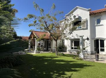Casa · 319m² · 6 Ambientes · 1 Cochera · Ivanna Blanc Vende Casa en Barrio Dalvian