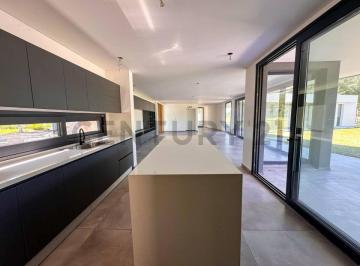 Casa · 219m² · 5 Ambientes · 2 Cocheras · Casas en Venta en Haras del Sur, 4 Dorm.
