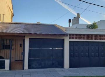 PH · 230m² · 7 Ambientes · 2 Cocheras · Venta - PH 4 Amb con Cochera y Depto 3 Amb con Cochera - Banfield