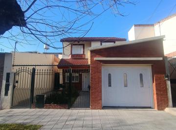 Casa · 150m² · 4 Ambientes · 1 Cochera · Casa en Lanús Este