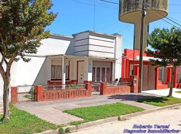 Casa · 159m² · 2 Dormitorios · 2 Cocheras · Casa de 3 Ambientes con Local Comercial Sobre Excelente Ubicación.