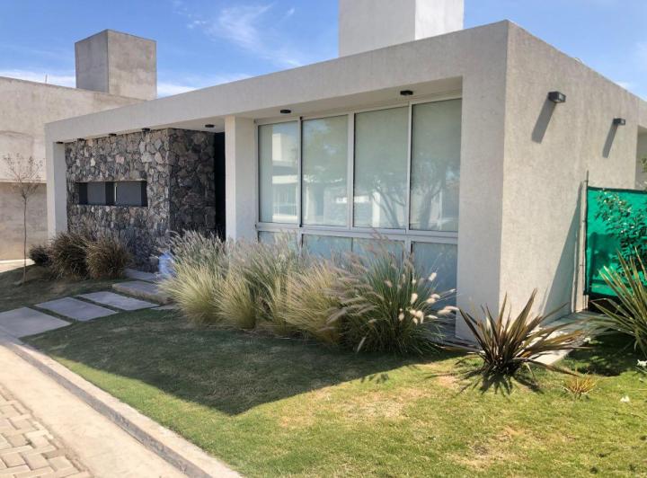 Casa · 220m² · 6 Ambientes · 2 Cocheras