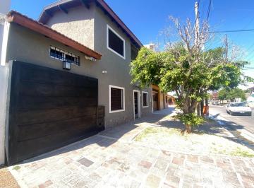 Casa · 200m² · 4 Ambientes · 4 Cocheras · Venta Permuta Chalet 4 Amb Jardin Cochera Lomas de Zamora