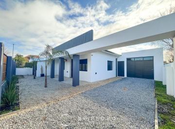 Casa · 200m² · 3 Ambientes · 5 Cocheras · Casa en Los Pinares