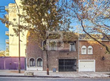 Fachada · Casa de 6 Ambientes con Cochera, Patio y Terraza en Venta en Colegiales