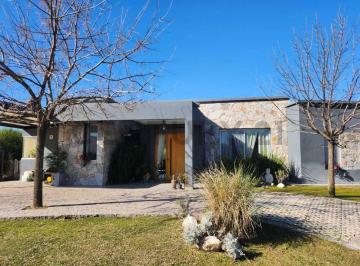 Casa · 202m² · 4 Ambientes · 2 Cocheras · Alquiler de Casa Barrio Cruz del Sur, San Vicente
