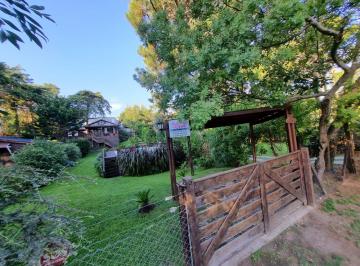 frente-cochera con pergola · Venta Carilo! Casa Tipo Cabaña