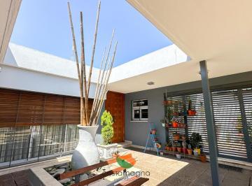 Casa · 267m² · 6 Ambientes · 2 Cocheras · Casa en Venta en Cerro de Las Rosas - Planta Baja - Renovada