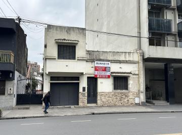 Casa · 150m² · 5 Ambientes · 1 Cochera · Casa en Barrio Sur Ideal / Edificio