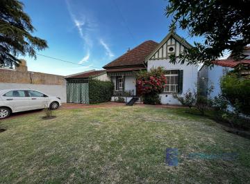 Casa · 283m² · 5 Ambientes · 3 Cocheras · Venta Casa Estilo Inglés Quincho Pileta Apto Crédito Permuta