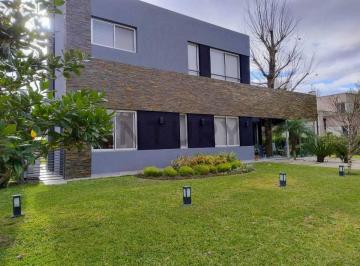 Casa · 225m² · 4 Ambientes · 2 Cocheras · Venta Casa Casco de Alvarez - 4 Ambientes - Parque - Pileta