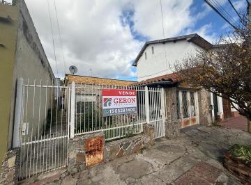 Casa · 130m² · 3 Ambientes · 1 Cochera · Oportunidad: Casa con Fondo y 2 Dptos a Refaccionar