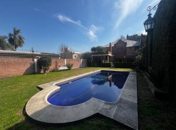Casa · 350m² · 5 Ambientes · 2 Cocheras · Venta Casa Chalet Parrilla Pileta Permuta Apto Credito
