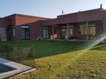 Casa · 250m² · 4 Ambientes · 2 Cocheras · Casa en Coronel Brandsen